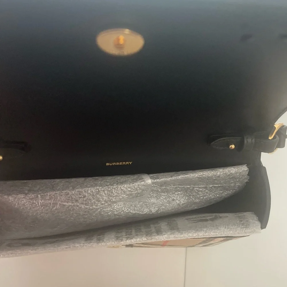 Burberry Black and Tan Crossbody Bag with Iconic Design - Picture 6 of 6